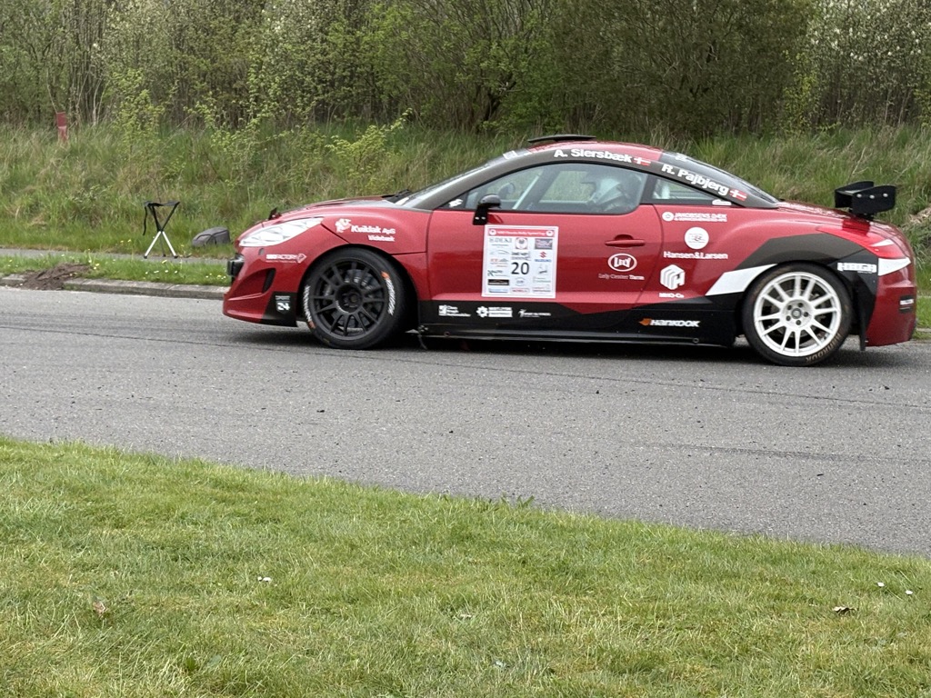 Alex Siersbæk og Rikke Pajbjerg fra den ene af de 2 arrangørklubber, Lemvig & Omegns Motor Sport var hurtigst i klasse 3 og blev nr. 5 blandt de 82 startende.
(Foto: SOMS)